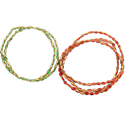 Pulseras elásticas con cuentas de vidrio reciclado (juego de 5) - Conjunto de cinco pulseras con cuentas de vidrio reciclado verde y rojo