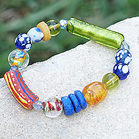Stretch-Armband aus recyceltem Glas und Kunststoffperlen, „Surprise Shades“ – Umweltfreundliches, farbenfrohes Perlenarmband aus Glas und Kunststoff