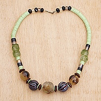 Halskette aus recycelten Glas- und Holzperlen, „Omanye in Green“ – Umweltfreundliche Halskette aus recycelten Glas- und Holzperlen