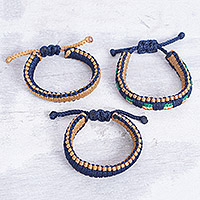 Handgewebte Makramee-Armbänder, „Clever Vibes“ (3er-Set) – Set mit 3 Makramee-Armbändern in den Farben Blau, Braun und Regenbogen