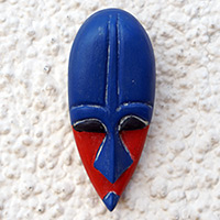 Afrikanische Holzmaske, „Makeda“ – handgefertigte blaue und rote afrikanische Maske von Königin Makeda