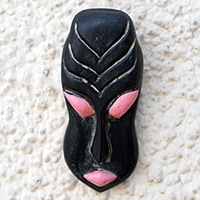 Afrikanische Holzmaske, „Ranavalona I“ – Handgefertigte schwarze und rosa afrikanische Maske der Königin Ranavalona