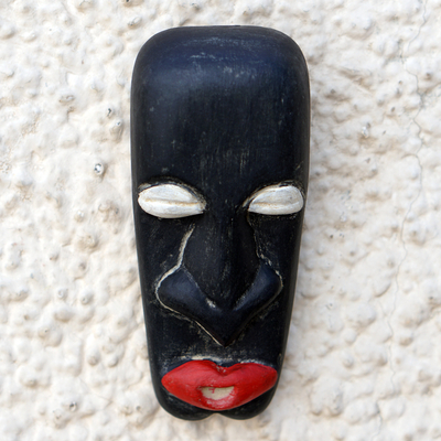 Afrikanische Holzmaske, 'Nzinga Mbande' - Handgefertigte schwarze und rote afrikanische Maske der Königin Nzinga Mbande
