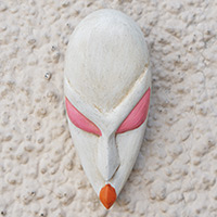 Máscara de madera africana, 'Queen Pokou' - Máscara africana Queen Pokou blanca y rosa pintada a mano