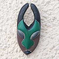 Máscara africana de madera, 'Idia' - Máscara africana verde y azul hecha a mano de la reina Idia