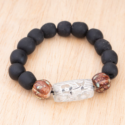 Recycled glass beaded stretch pendant bracelet, 'Ethereal Shadow' - Flower-Patterned Black and Clear Hue Beaded Pendant Bracelet