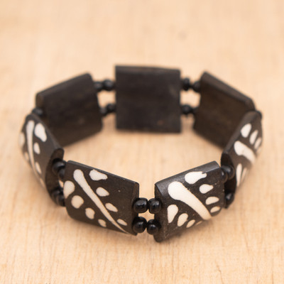 Hand-carved batik beaded stretch bracelet, 'Beauty in Black' - Black and Ivory Hand-Carved Batik Beaded Stretch Bracelet