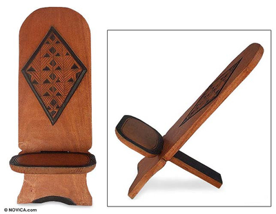 Dekorativer Stuhl aus Mahagoni, 'Denkyem Boh' - Kunsthandwerklich gefertigter Holzstuhl