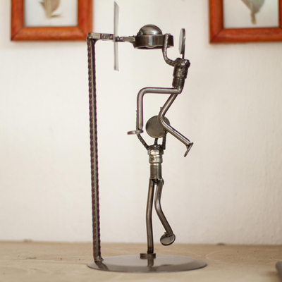 Estatuilla de hierro, 'Final de baloncesto rústico' - Escultura ecológica de metal reciclado hecha a mano por artesanos