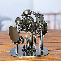 Estatuilla de pieza de automóvil, 'Examen ocular rústico' - Escultura de optometrista rústica de metal reciclado artesanal hecha a mano