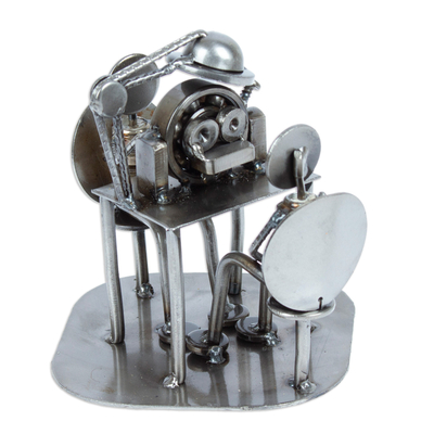 Estatuilla de autopartes - Escultura de optometrista rústica de metal reciclado hecha a mano artesanalmente