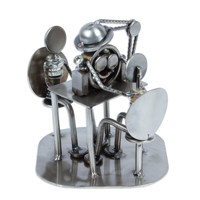 Estatuilla de autopartes - Escultura de optometrista rústica de metal reciclado hecha a mano artesanalmente
