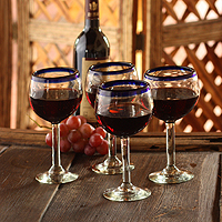 Copas de vino de vidrio soplado, (juego de 4) - Copas de vino azul y transparente de vidrio reciclado soplado a mano para 4