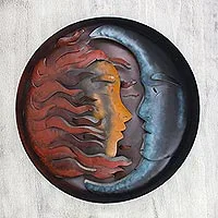 Wandschmuck aus Eisen, „Romance Eclipse“ – handgefertigte Wandkunstskulptur aus Stahl mit Sonne und Mond