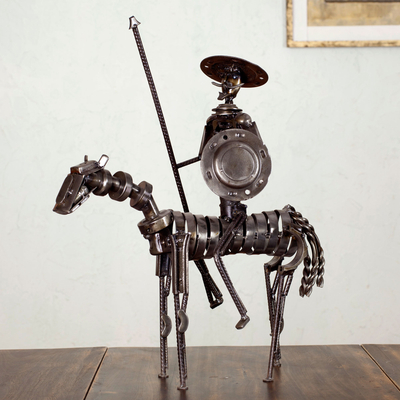 Escultura de autopartes, 'Quijote Heroico Rústico' - Arte rústico de Don Quijote de la Mancha de metal reciclado de piezas de automóvil