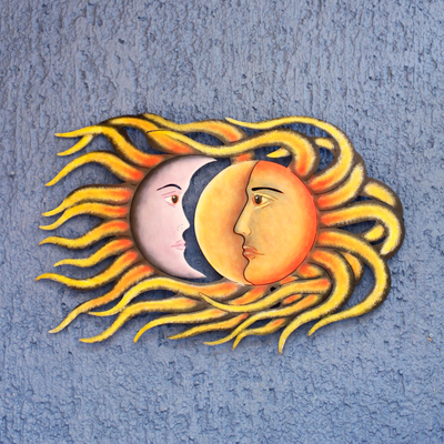 Wandkunst aus Stahl, 'Cosmic Romance' - Mexikanische Sonne und Mond Eklipse Stahl Wandkunst