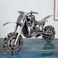 Escultura de piezas de automóvil, 'Bicicleta de motocross rústica' - Escultura de motocicleta de metal reciclado coleccionable