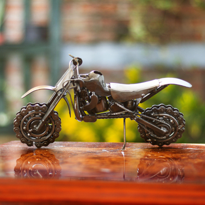 Skulptur für Autoteile, 'Rustikales Motorcross-Bike'. - Sammlerstück Motorrad-Skulptur aus recyceltem Metall