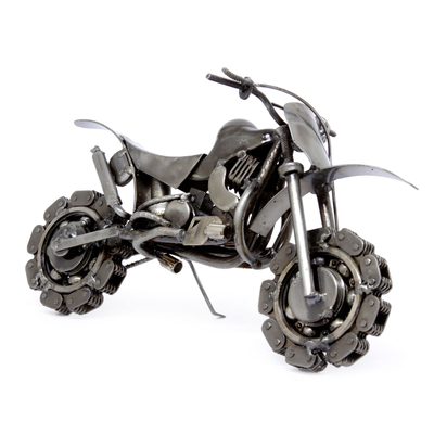 Skulptur für Autoteile, 'Rustikales Motorcross-Bike'. - Sammlerstück Motorrad-Skulptur aus recyceltem Metall
