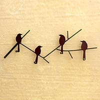 Porta llaves de hierro, 'Birds on Winter Wood' - Abrigo de pájaro de acero único y porta llaves