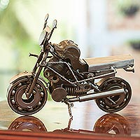 Estatuilla de autopartes, 'Moto Monstruo Rústico' - Escultura de metal reciclado de motocicleta de México