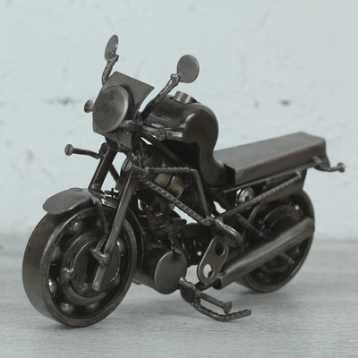 Autoteil-Statuette - Motorrad-Skulptur aus recyceltem Metall aus Mexiko