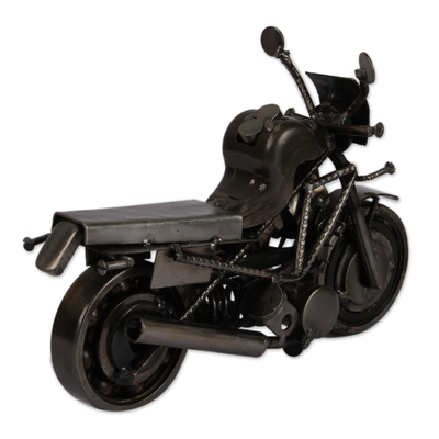 Autoteil-Statuette - Motorrad-Skulptur aus recyceltem Metall aus Mexiko