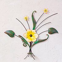 Wandskulptur aus Eisen, „Lovely Lily“ – handgefertigte und bemalte Wandskulptur aus Eisen mit gelben Blumen