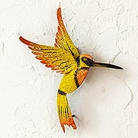 Escultura de pared de hierro, 'Pequeño colibrí amarillo' - Escultura de acero hecha a mano para pared de pájaros de México