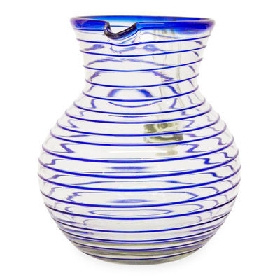 Krug aus mundgeblasenem Glas - Mexikanische mundgeblasene Krug aus recyceltem Glas mit blauen Streifen
