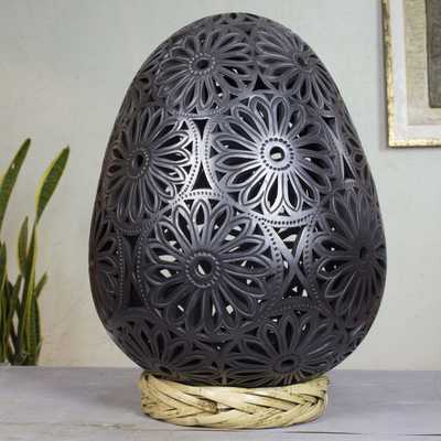 Escultura de cerámica - Gran escultura en forma de huevo floral de cerámica negra de Oaxaca