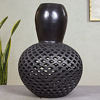 Jarrón de cerámica, 'Black Gourd Honeycomb' - Jarrón de cerámica negra incisa con tema de calabaza de Oaxaca