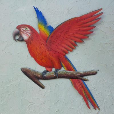 Arte de pared de acero, 'Guacamaya Escarlata' - Escultura de pared hecha a mano con tema de pájaro de acero rojo de México
