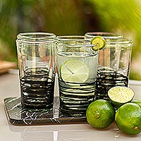 Trinkgläser aus mundgeblasenem Glas, „Ebony Spin“ (6er-Set) – Set mit 6 mundgeblasenen schwarzen Spiralglasbechern aus Mexiko