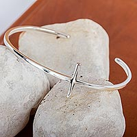 Manschettenarmband aus Sterlingsilber, „Contemporary Cross“ – Minimalistisches handgefertigtes Kreuzmanschettenarmband aus Sterlingsilber