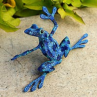Estatuilla de madera, 'Rana bailando azul' - Escultura de estatuilla de rana de madera azul artesanal hecha a mano