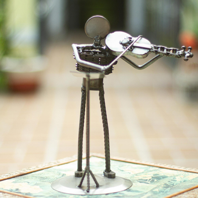 Escultura de autopartes, 'Rustic Violin Virtuoso' - Escultura rústica de autopartes recicladas ecológicas de México