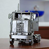 Escultura de metal reciclado, 'Cabina de camión rústica' - Escultura de camión de larga distancia rústica de metal reciclado de México