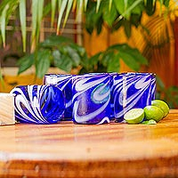 Vasos de roca de vidrio soplado, 'Whirling Cobalt' (juego de 6) - 6 vasos de roca soplados a mano azul-blanco de 11 oz de México