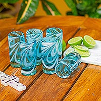 Vasos de chupito soplados a mano, 'Whirling Aquamarine' (juego de 6) - 6 vasos de chupito soplados a mano en aguamarina y blanco de México