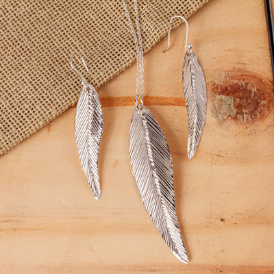 New Pair of 925 Sterling Silver Feather Pendant Dangle Earrings
