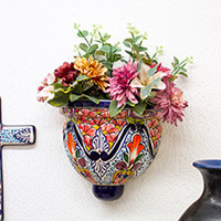 Wandpflanzgefäß aus Keramik, „Radiant Flowers“ – handwerklich gefertigter Keramik-Wandpflanzgefäß im Talavera-Stil