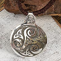 Collar colgante de plata de ley y cuero, 'Celtic Triskelion' - Collar de plata de cuero marrón hecho a mano celta de comercio justo