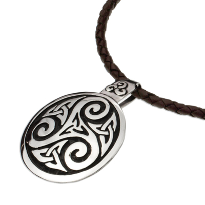 Halskette mit Anhänger aus Sterlingsilber und Leder - Fair gehandelte keltische handgefertigte Halskette aus braunem Leder und Silber