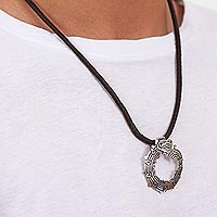 Halskette mit Lederanhänger, „Beautiful Quetzalcoatl“ – Halskette mit Anhänger aus Leder und 925er Silber aus Mexiko