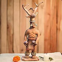 Keramikskulptur, „Yaqui Dance of the Deer“ – Yaqui Deer Dancer Keramikskulptur aus Mexiko