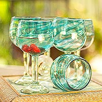 Copas de vino sopladas, 'Elegant Aqua Swirl' (juego de 6) - Juego de 6 copas de vino Aqua sopladas a mano recicladas de México