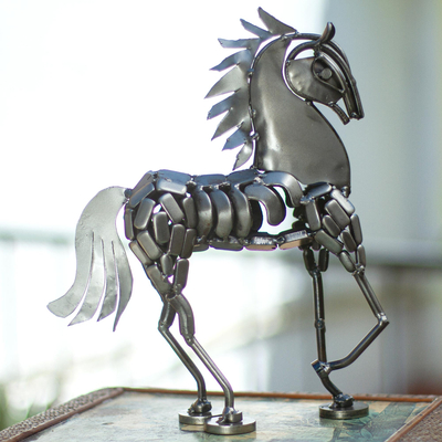 Skulptur aus recycelten Autoteilen - Handgefertigte Pferdeskulptur aus recycelten Autoteilen