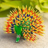 Alebrije aus Copalholz, „Süßes Stachelschwein“ – Gelbe und grüne Alebrije-Stachelschweinskulptur aus Copalholz