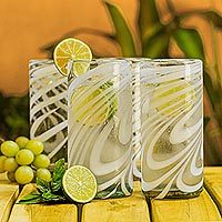 Highball-Gläser aus mundgeblasenem Glas, „Whirling White“ (6er-Set) – Set mit 6 geblasenen, recycelten weißen Highball-Gläsern aus Mexiko